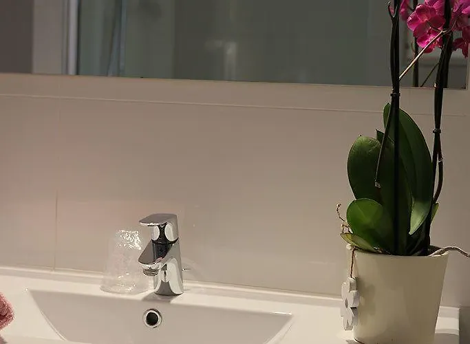 Les Jardins De - Parking Gratuit & Piscine Chauffee Отель 3*