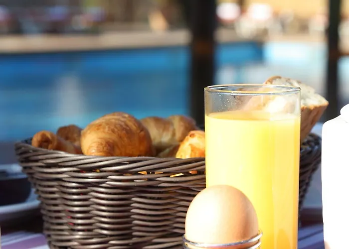 Les Jardins De - Parking Gratuit & Piscine Chauffee Отель 3*