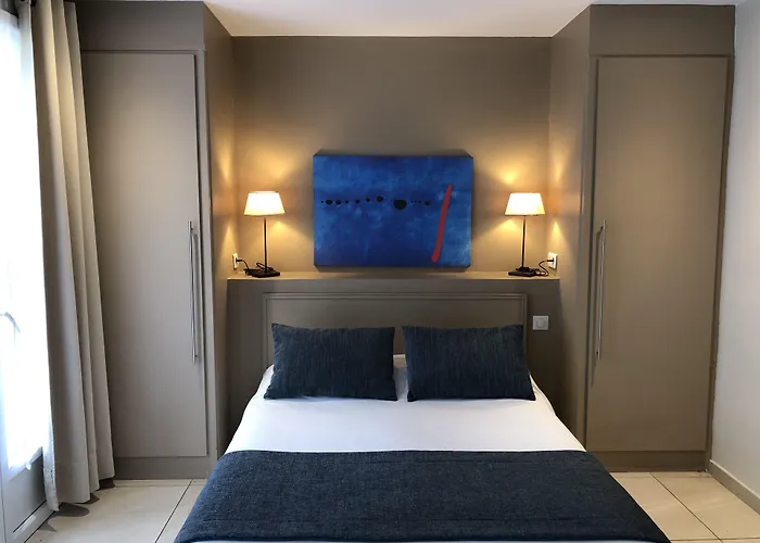 Отель Les Jardins De - Parking Gratuit & Piscine Chauffee