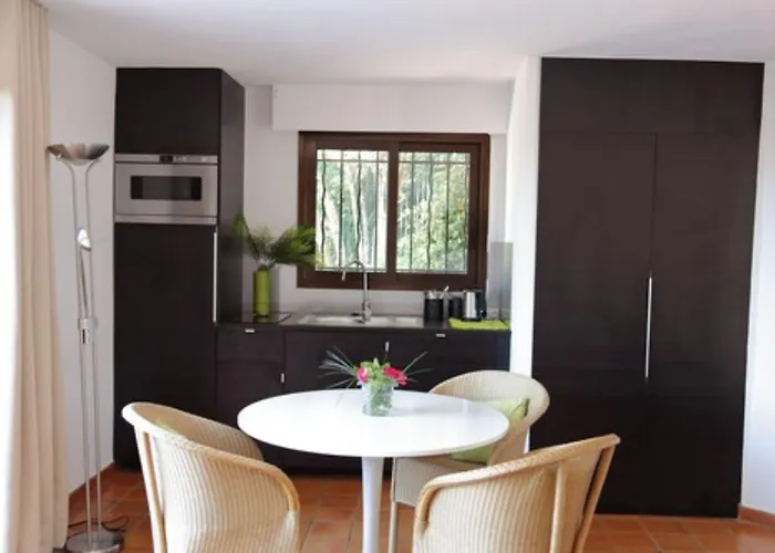 Les Jardins De - Parking Gratuit & Piscine Chauffee Отель