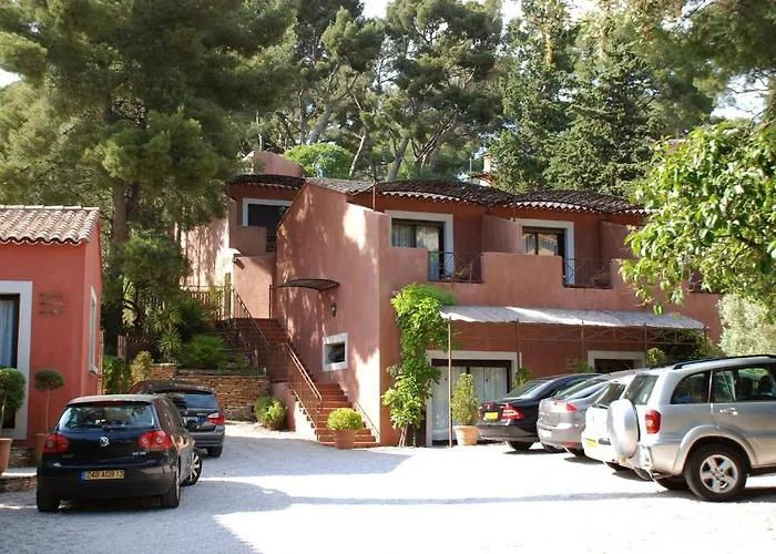 Отель Les Jardins De - Parking Gratuit & Piscine Chauffee