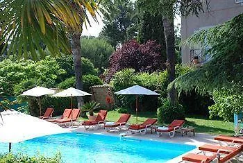 Отель Les Jardins De - Parking Gratuit & Piscine Chauffee 3*