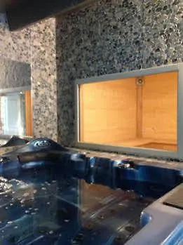 Отель Les Jardins De - Parking Gratuit & Piscine Chauffee 3*